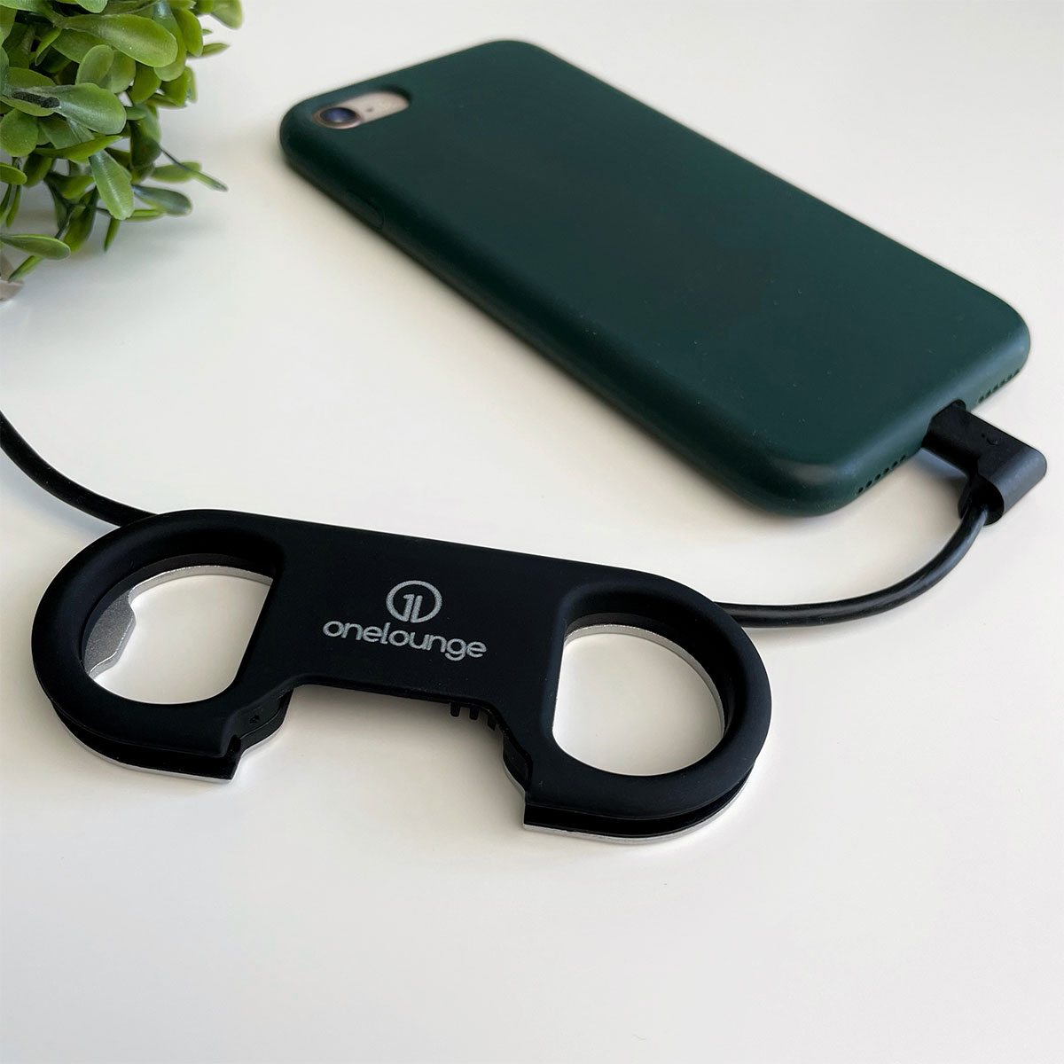 Брелок кабель/відкривачка для iPhone oneLounge oneGear 2 оснащений функціональним отвором у вигляді вбудованої відкривачки