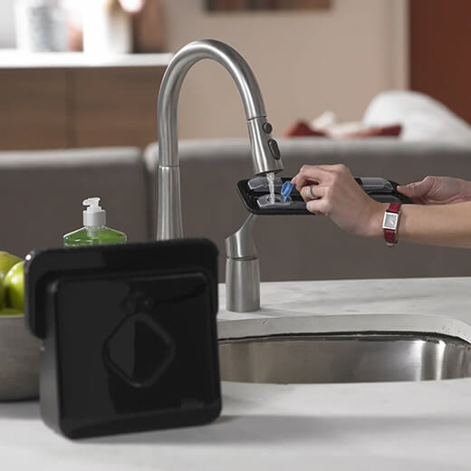 Робот-напівтер iRobot Braava 380T легко заправляється