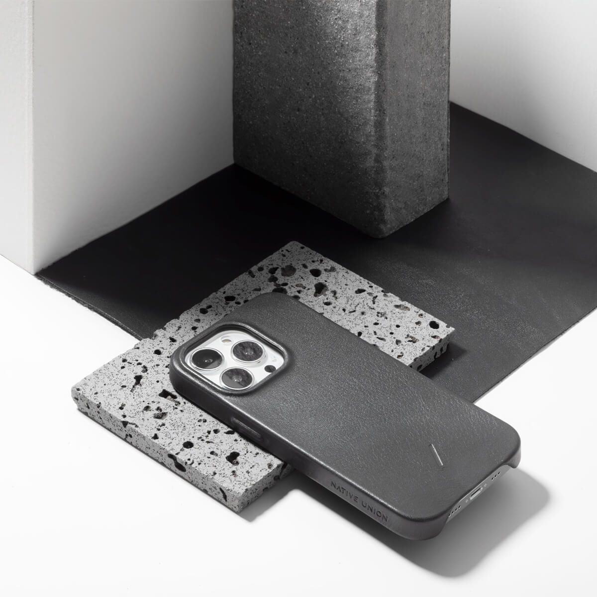 Цена кожаного чехла-накладки Native Union CLIC Classic MagSafe Black для iPhone 13 Pro