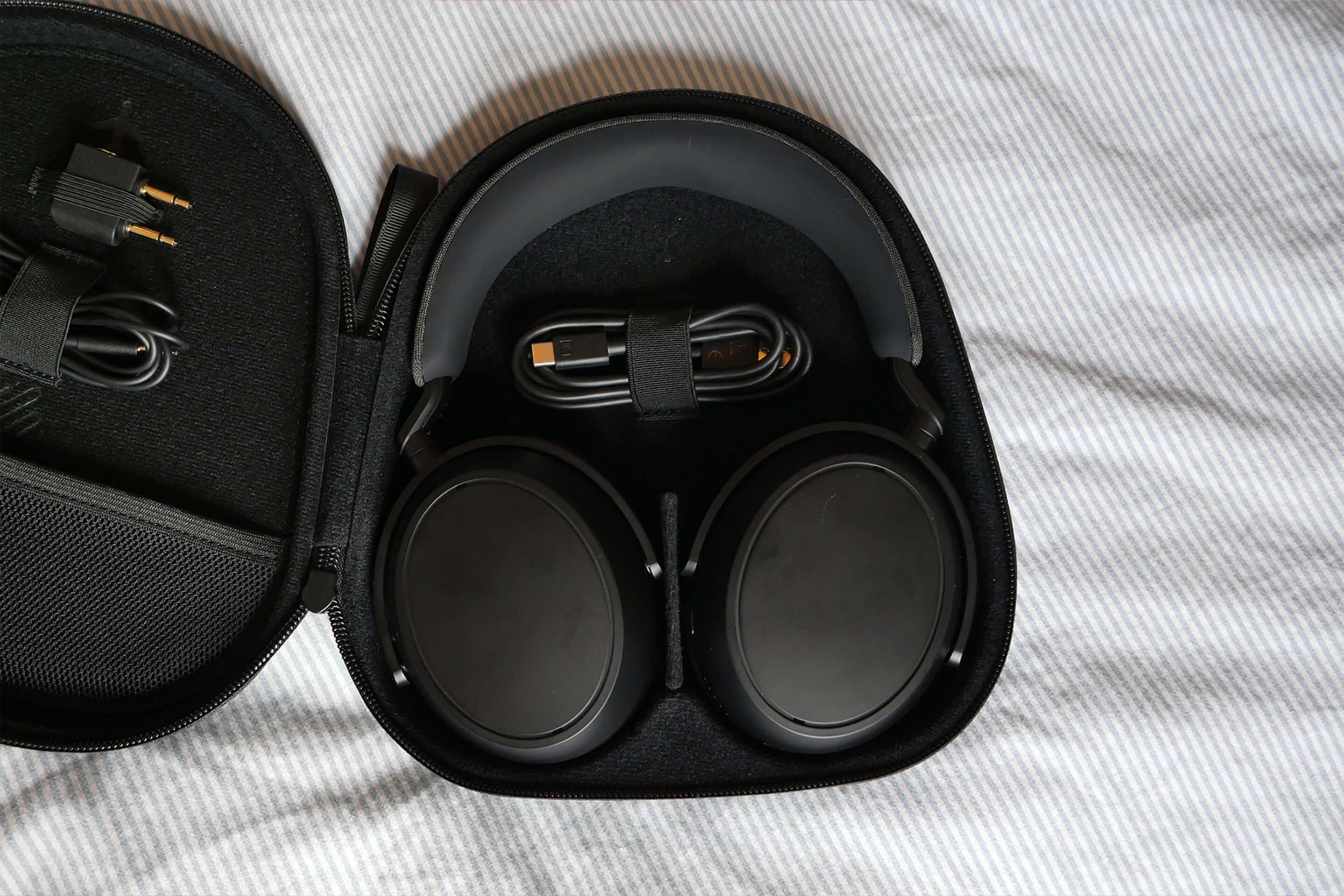 Бездротові накладні навушники Sennheiser Momentum 4 Wireless комплект та транспортування