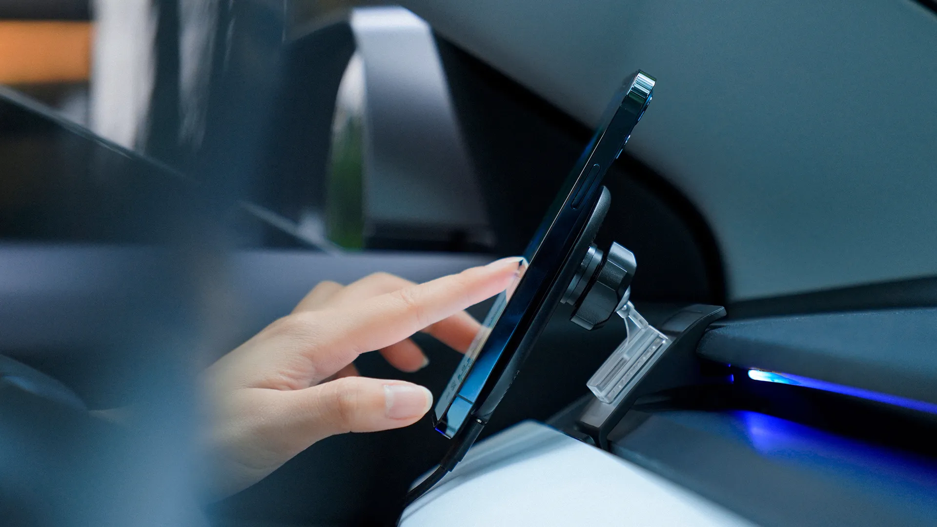 Магнітний автотримач з бездротовою зарядкою Neekin Energy W2 Wireless Charger Black купити
