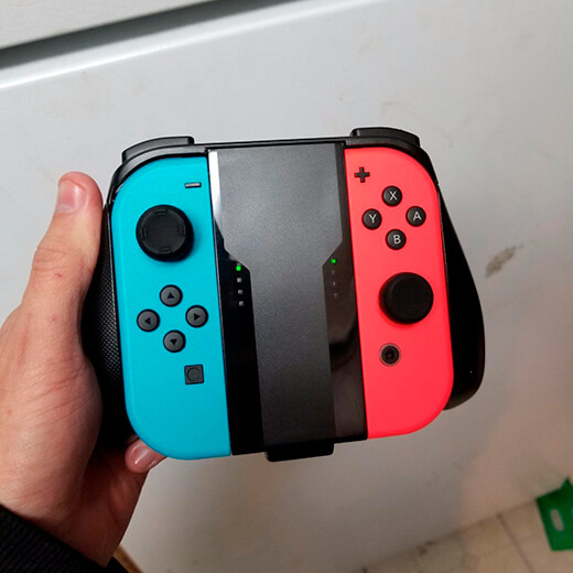Особенности подзаряжающего держателя Nintendo Switch Joy-Сon Pro Charging Grip