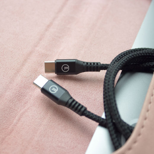 Кабель oneLounge 1Power USB-C to USB-C 100W выполнен из качественных материалов длиною 2 метра