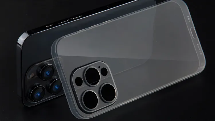 Прозорий супертонкий чохол oneLounge 1Thin 0.6mm Clear для iPhone 14 купити