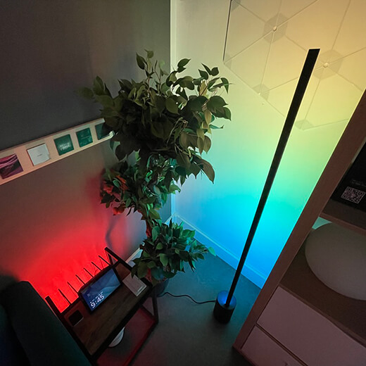 Напольный светильник Philips Hue Gradient Signe Floor Light Black дизайн