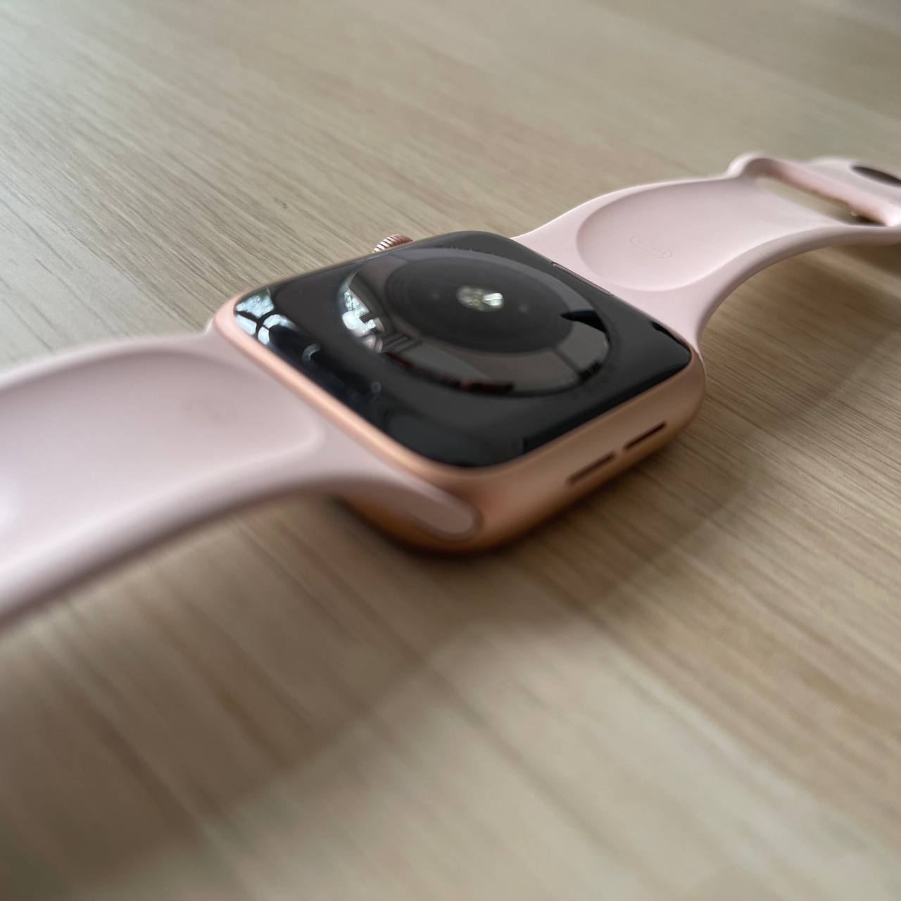 Уживані Apple Watch 4 44mm Gold Aluminium case Pink Sand Sport band