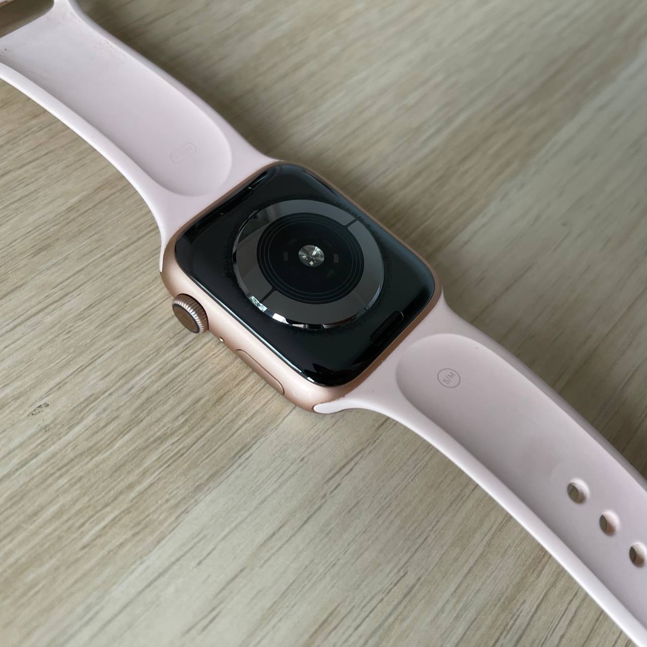 Уживані Apple Watch 4 44mm Gold Aluminium case Pink Sand Sport band