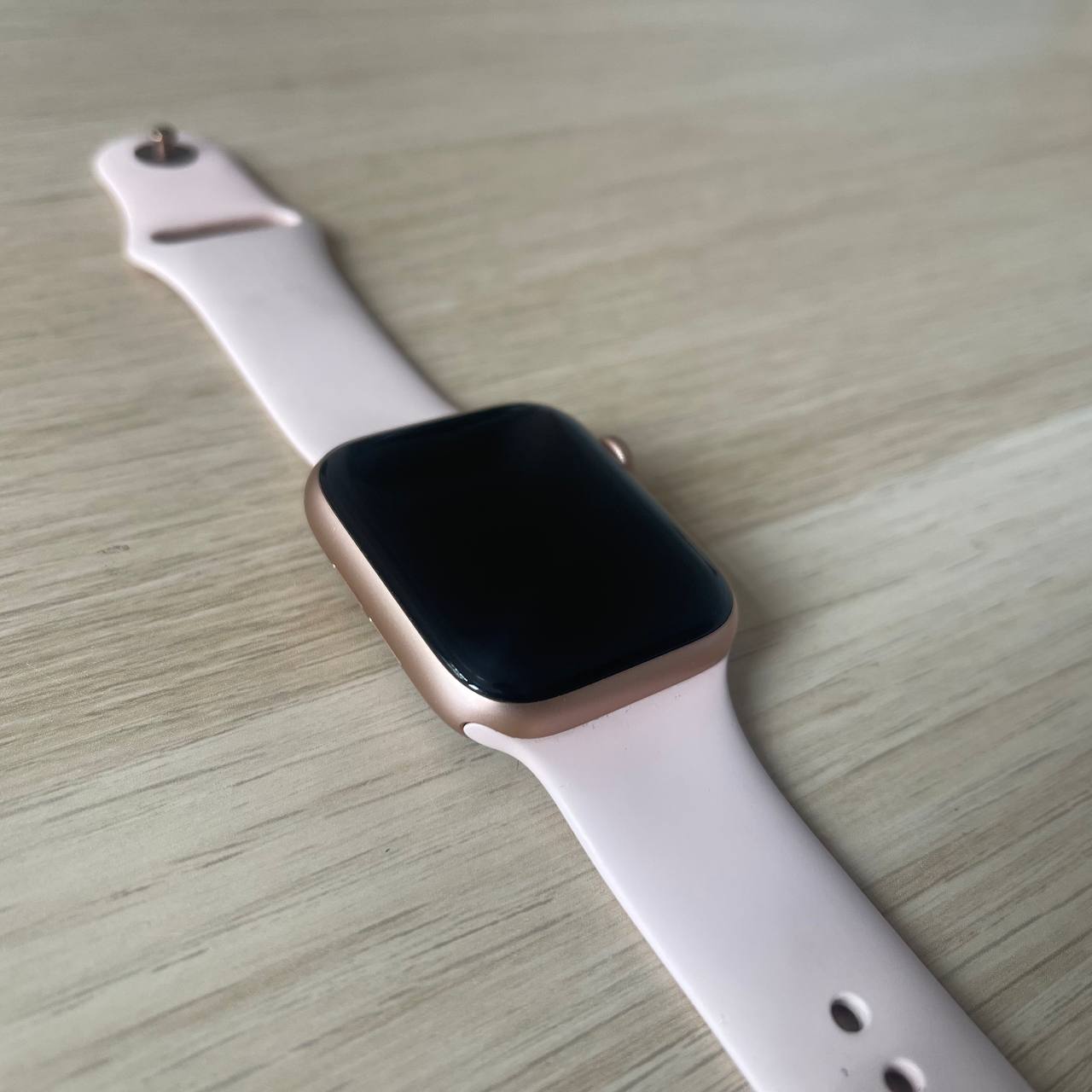 Уживані Apple Watch 4 44mm Gold Aluminium case Pink Sand Sport band