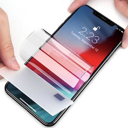 Поклейка защитной пленки на iPhone