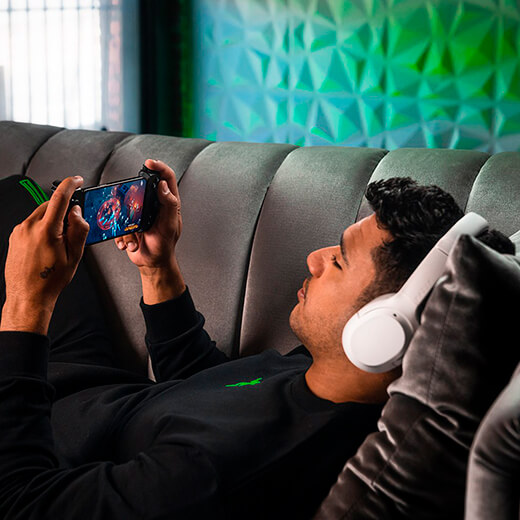 Погружение в мир игр вместе с Razer Kishi V2 для iPhone