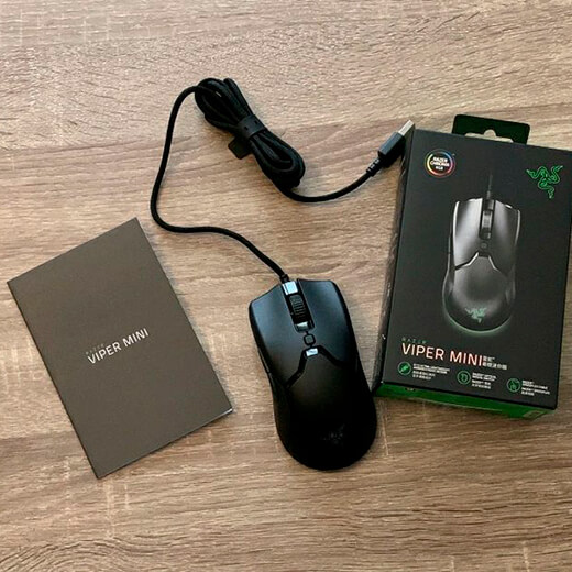 Игровая мышь Razer Viper Mini с монохромным дизайном