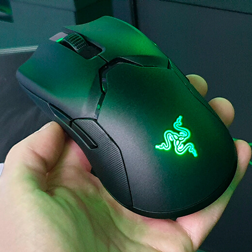 Игровая мышь Razer Viper Ultimate Wireless достаточно легкая