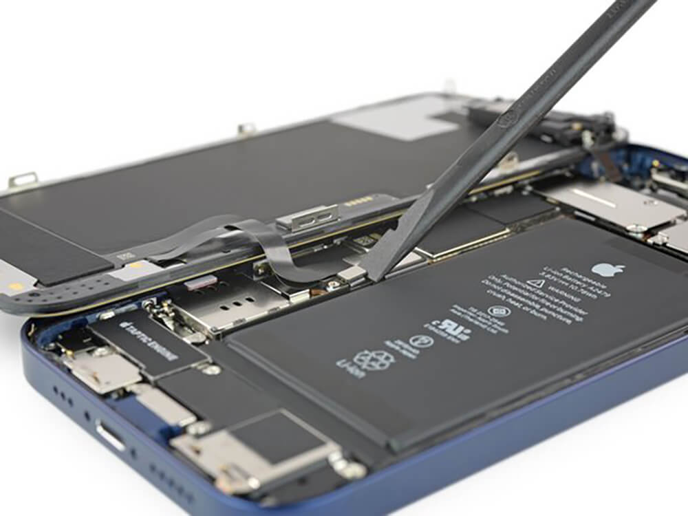 Ремонт материнської плати iPhone 12