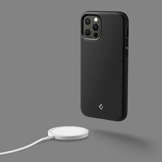 Пластиковый чехол Spigen Mag Armor Magsafe для iPhone 12