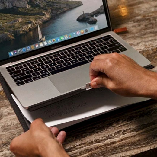 Кожаный чехол-папка Twelve South Journal Cognac для MacBook Pro 15"