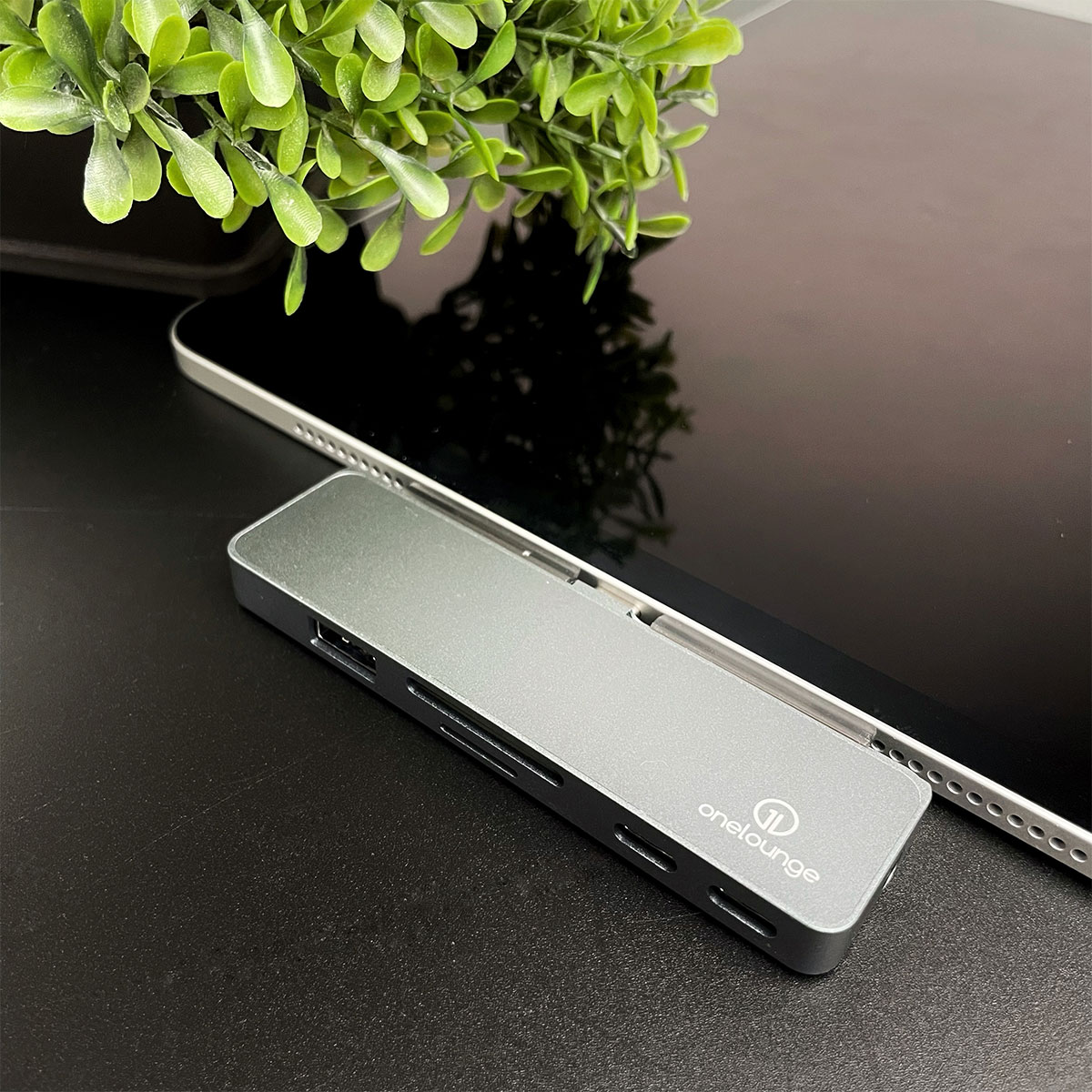 Ергономічний дизайн хаба USB-C oneLounge 1Drive Pro 7-in-1 для iPad Pro | Air