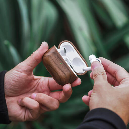 Деревянный чехол Woodcessories AirPod Case Wood Walnut для AirPods Pro