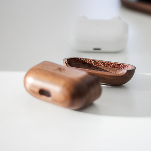 Деревянный чехол Woodcessories AirPod Case Wood Walnut для AirPods Pro