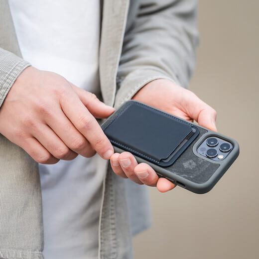Уникальный каменный чехол Woodcessories Bumper Case Camo Grey MagSafe для iPhone 13