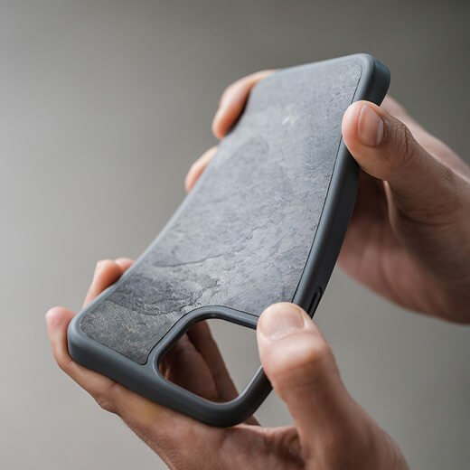 Гибкий и небьющийся каменный чехол Woodcessories Bumper Case Camo Grey MagSafe для iPhone 13