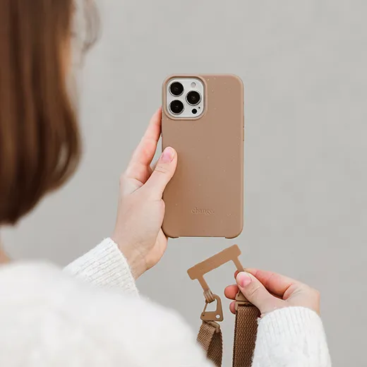 Эко-чехол с ремешком Woodcessories Case with Strap Taupe Brown для iPhone 14 Plus