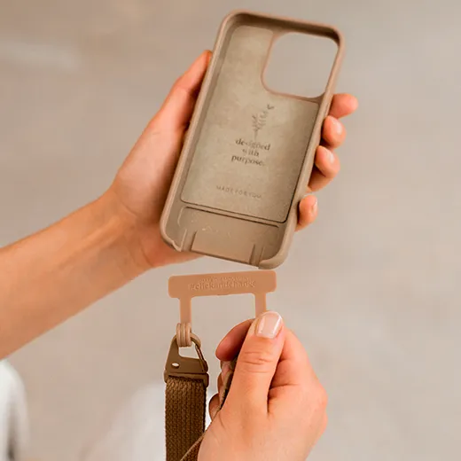 Цена эко-чехла с ремешком Woodcessories Case with Strap Taupe Brown для iPhone 14 Plus