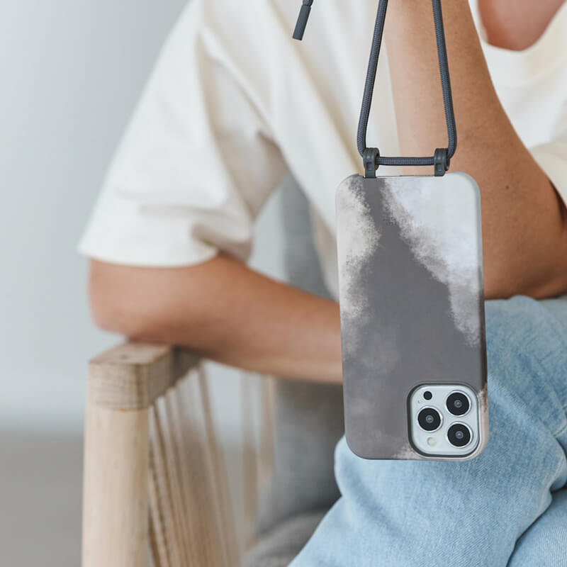 Органичный эко-чехол с ремешком Woodcessories Crossbody Change Case Batic Anthracite Grey для iPhone 13 Pro Max