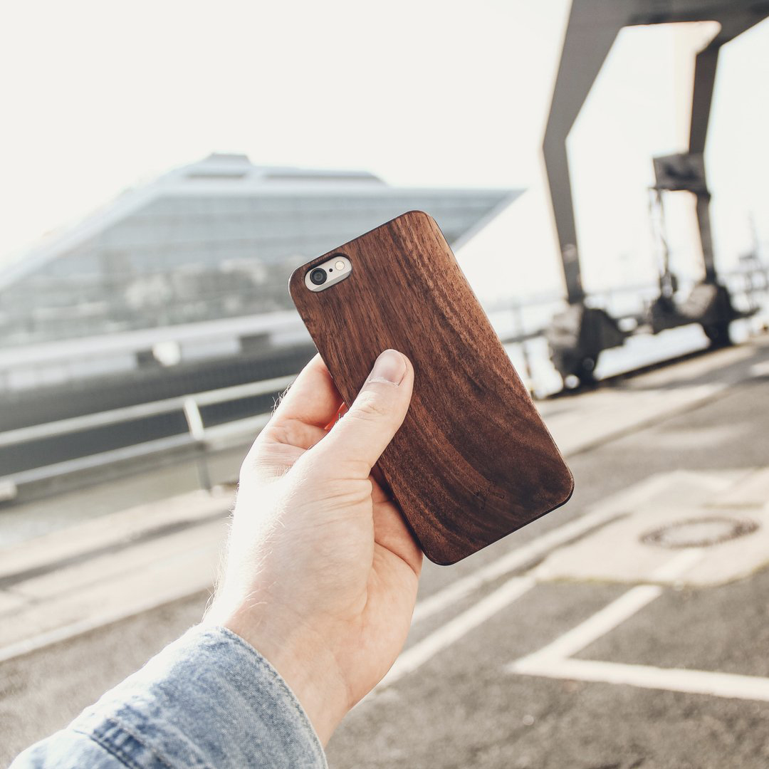 Деревянный чехол Woodcessories Ultra Slim Case Walnut для iPhone SE 3 | SE 2 | 8 | 7/8/SE 2020